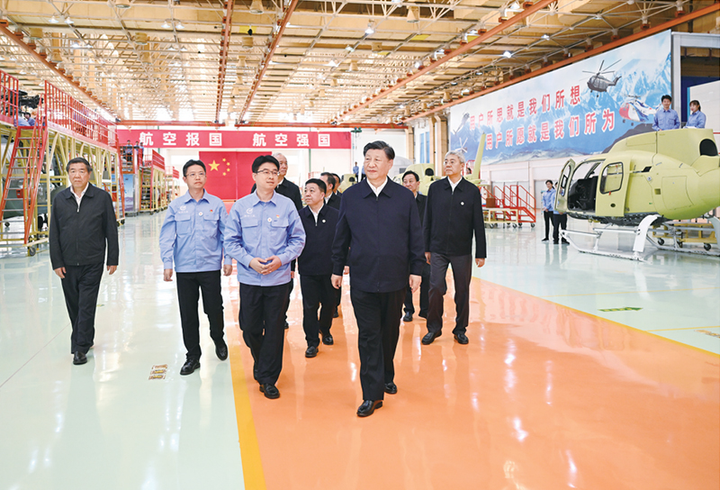 2023年10月10日至13日，中共中央总书记、国家主席、中央军委主席习近平在江西考察。这是11日上午，习近平在景德镇市昌河飞机工业（集团）有限公司考察。 新华社记者 燕雁/摄