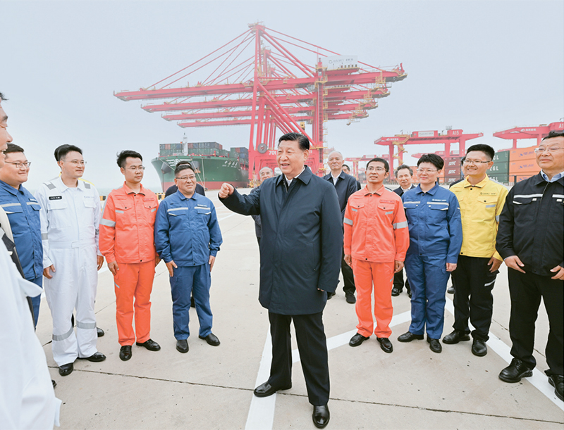 2024年5月22日至24日，中共中央总书记、国家主席、中央军委主席习近平在山东考察。这是22日下午，习近平在日照港亲切慰问港口科技工作者、运营人员、航运人员。 新华社记者 谢环驰/摄