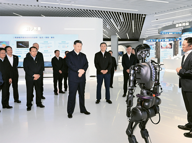 2023年11月28日至12月2日，中共中央总书记、国家主席、中央军委主席习近平在上海考察。这是11月28日下午，习近平在浦东新区张江科学城参观上海科技创新成果展。 新华社记者 谢环驰/摄