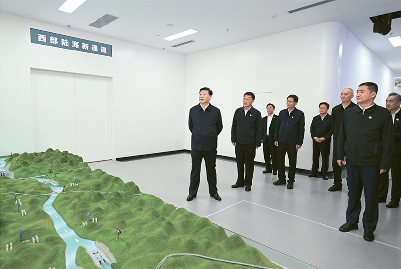 2023年12月14日至15日，中共中央总书记、国家主席、中央军委主席习近平在广西考察。这是14日上午，习近平在南宁市考察中国—东盟信息港股份有限公司，结合平陆运河沙盘听取西部陆海新通道骨干工程建设汇报。 新华社记者 谢环驰/摄